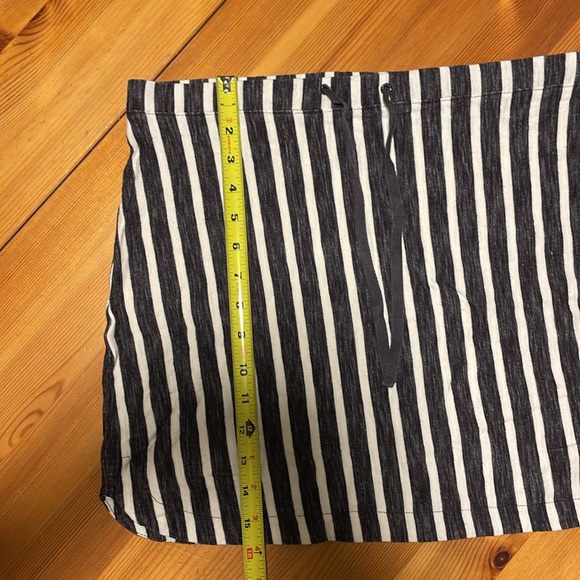 GAP Size Medium Gray and White Vertical Stripes Mini Skirt - Picture 7 of 8